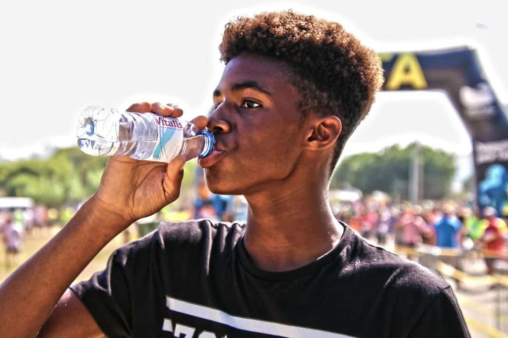 ¿Cuánta agua necesitas realmente?: Hidratación para atletas y personas activas