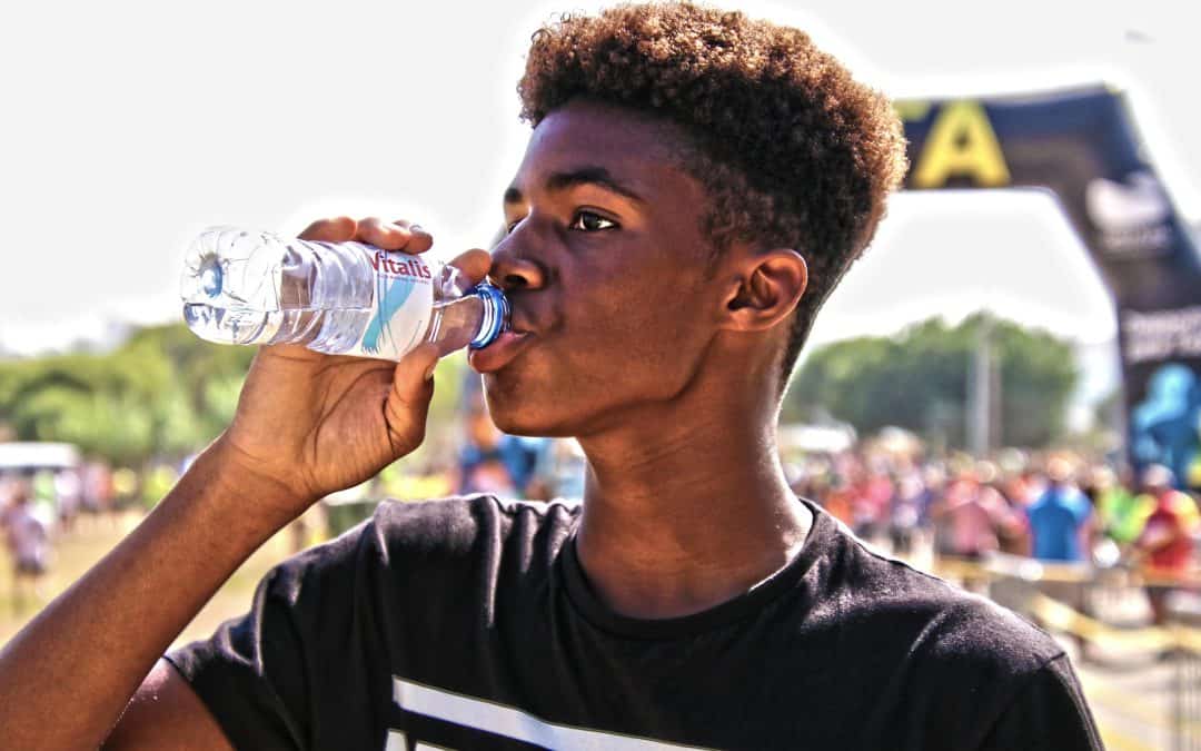 ¿Cuánta agua necesitas realmente?: Hidratación para atletas y personas activas